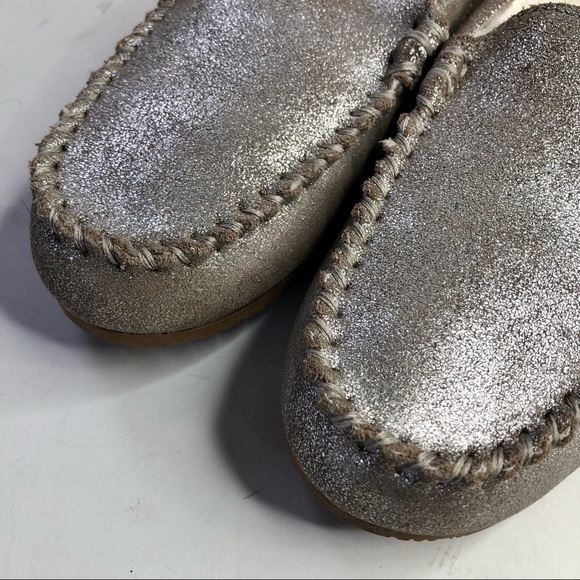 Lands’ End silver metallic leather slippers faux fur lining moccasins mocs 6 - Picture 2 of 12